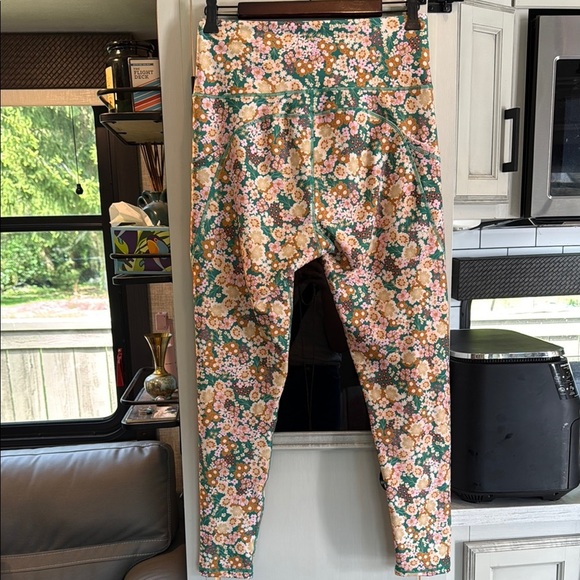 Ebb & Flow Floral Women's workout Pants with pockets ✨💗 - Picture 4 of 8